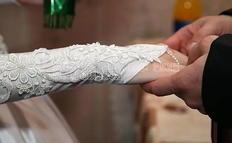 米乐yy易游体育App下载赛富乐斯2024 跨年晚会上的王源：星光璀
璨，引领娱乐天空